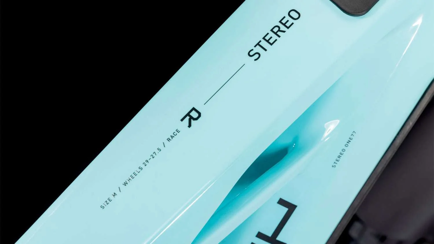 Cube Stereo Hybrid ONE77 HPC Race 800 deslumbrante y negro